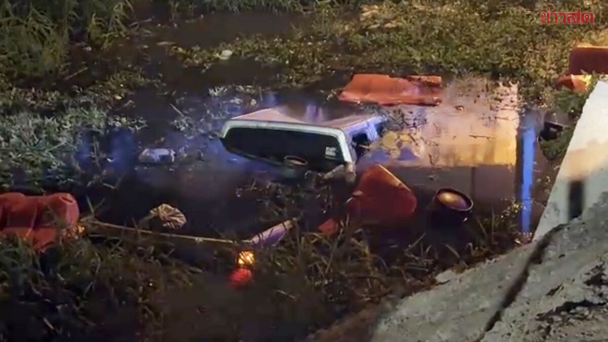 โดดคลองช่วยระทึก ถังแก๊สทุบกระจกดึงชายคนขับกระบะง่วงนอนพุ่งลงคลองจมน้ำมิด