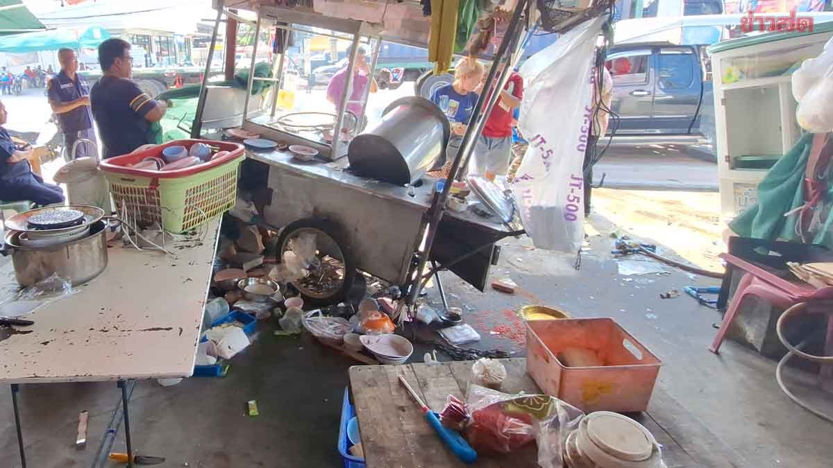 พ่อค้ากระโดดหนีตาย กระบะชนรถเก๋ง เสียหลักพุ่งเข้าร้านข้าวมันไก่