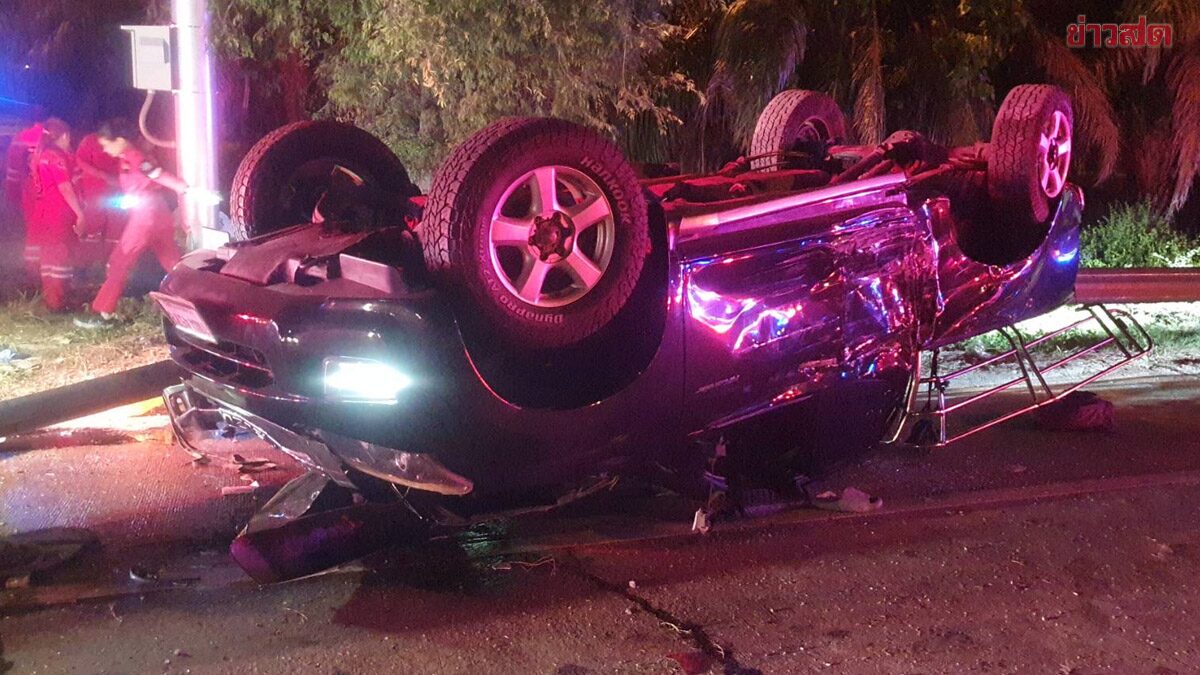 กระบะขนแรงงานไปออกเรือ ฝ่าไฟแดง พุ่งชน รถบรรทุกหมู เสียชีวิต 2 ราย เจ็บอื้อ