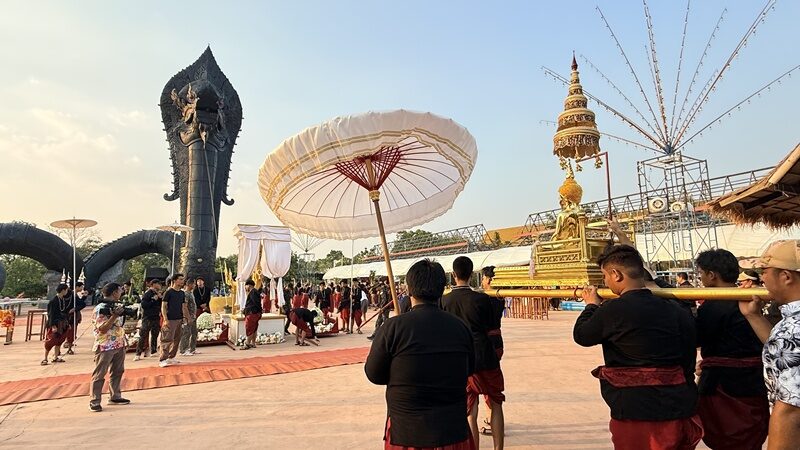 แห่สรงน้ำ ‘พระไชยเทพสถิต’ จุดธูปขอ เลขเด็ด พญานาคนิลกาฬ