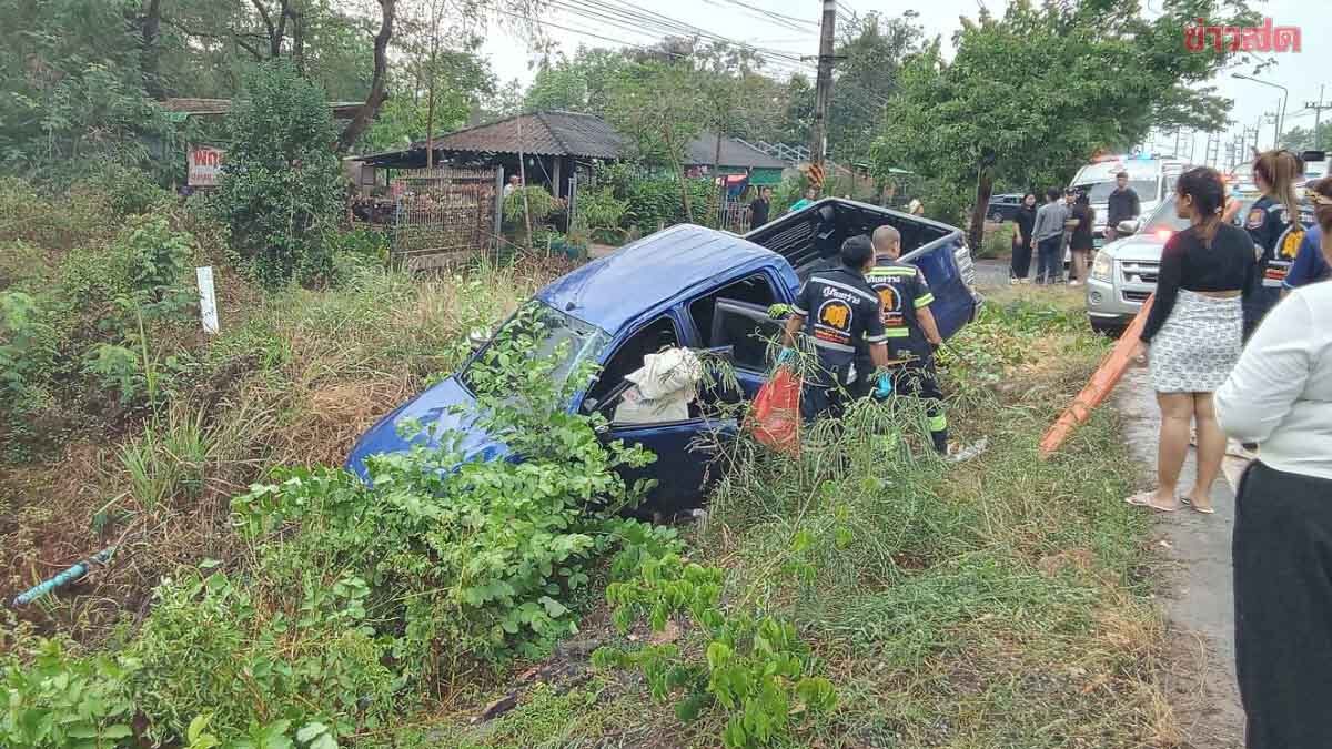 สลด หนุ่มใหญ่ควบกระบะฝ่าฝน รีบไปงานศพ หมุนชนต้นไม้ พุ่งลงข้างทาง เมียเสียชีวิตคาที่