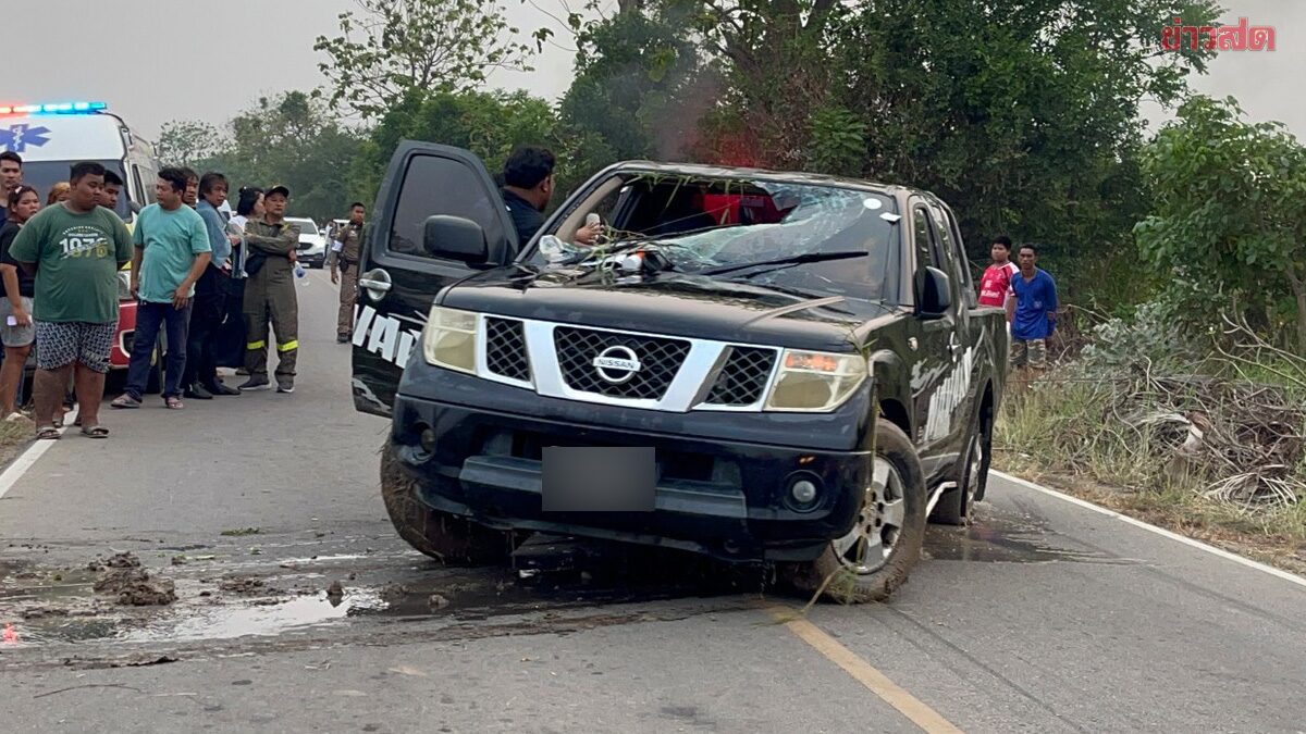 พ่อสละชีวิต ดันลูกเมีย 4 คนพ้นน้ำจนรอดตาย หลังปิกอัพถูกเก๋งตัดหน้า หักหลบจนพุ่งตกคลอง