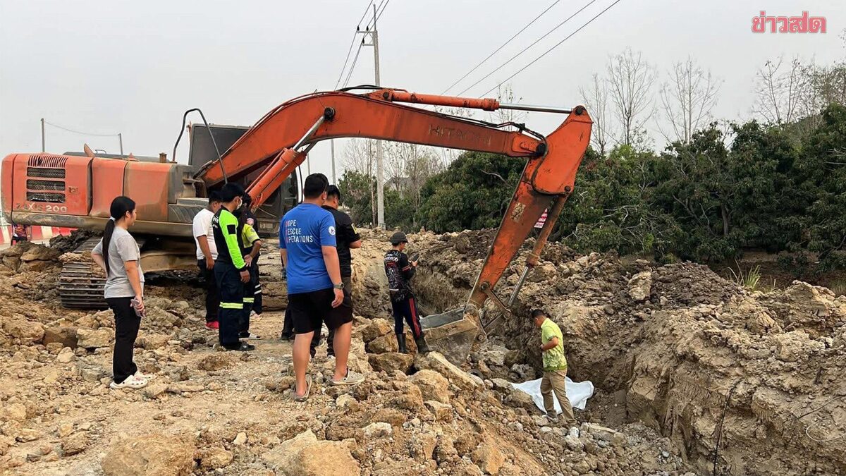 สุดสลด! ดินถล่มทับ 2 คนงานวางท่อระบายน้ำ เสียชีวิต 1 ส่วนอีกคนสาหัส ช่วยขึ้นมาได้
