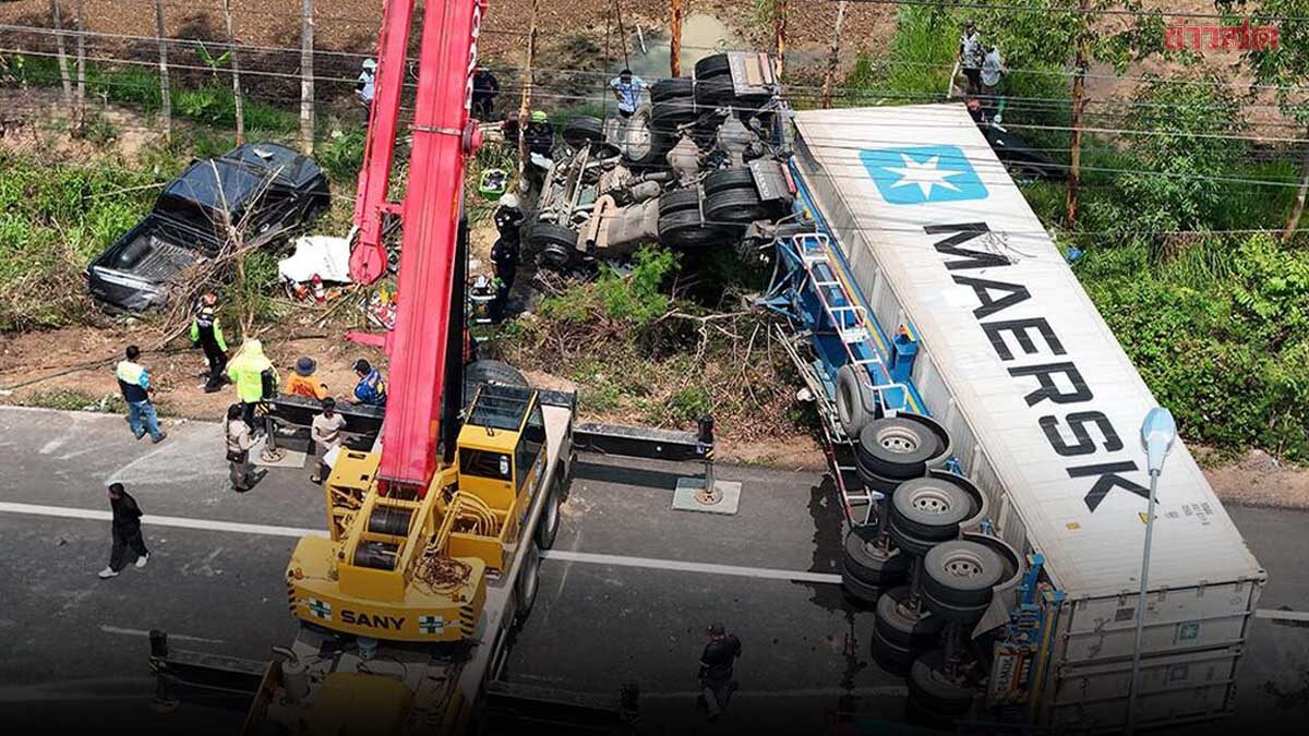 รถพ่วง ขนทุเรียน 40 ตัน เตรียมนำส่งจีน พลิกคว่ำ คนขับติดคาซากรถ 7 ชม.