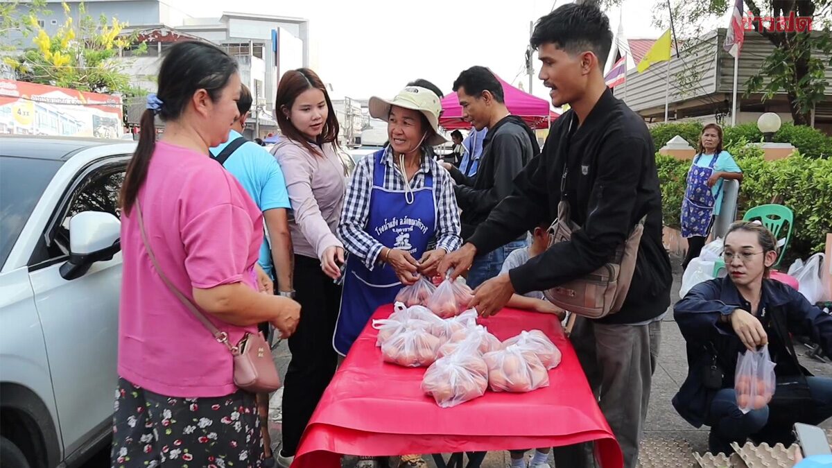 นักธุรกิจหนุ่ม ขนไข่ 6 พันฟอง แจกชาวบ้านอุดรธานี หวังแบ่งเบาภาระ ฝ่าวิกฤตน้ำมันแพง