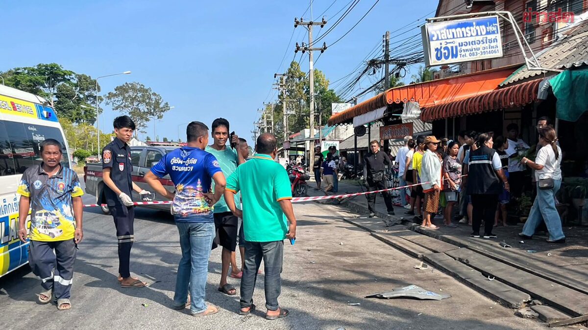 หนุ่มเจ้าของร้านน้ำชา-โรตี จัดของเตรียมเปิดร้านริมถนน เก๋งแรงมาเร็วเสียหลักพุุ่งชนเสียชีวิตสลด