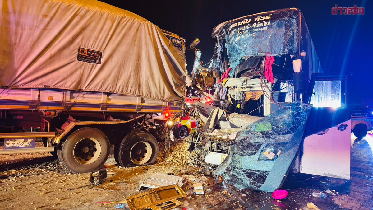 รถทัวร์รับผู้โดยสารเต็มคัน พุ่งชนรถพ่วง 18 ล้อ หลังเปลี่ยนเลนกะทันหัน บาดเจ็บ 27 คน