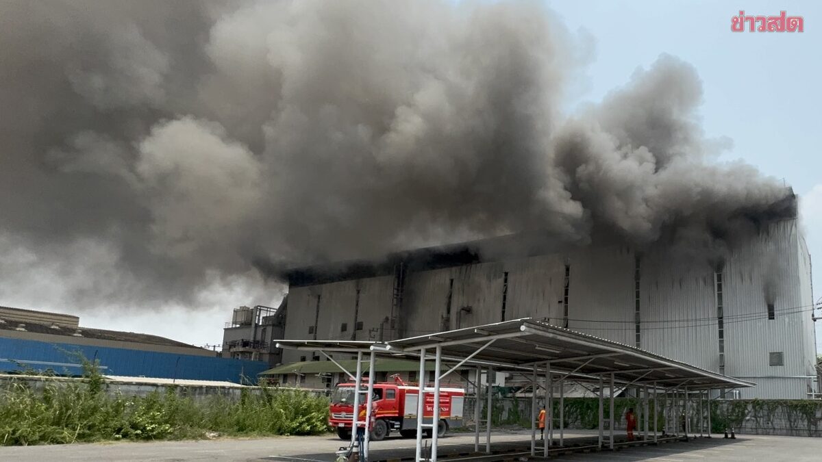 ระดมรถดับเพลิง 30 คัน ไฟไหม้โรงงานแว่นตา วอดเสียหาย 3 ชั้นรวด เละทั้งหมด
