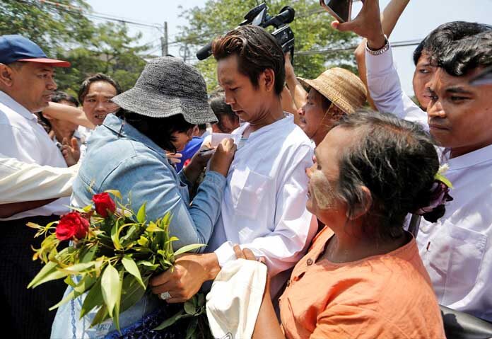 นักโทษที่เพิ่งได้รับการปล่อยตัว ซึ่งเป็นส่วนหนึ่งของนักโทษกว่า 8,000 คนที่ได้รับนิรโทษกรรมจากประธานาธิบดีวิน มินต์ แห่งเมียนมาร์ เนื่องในโอกาสปีใหม่ของเมียนมาร์ เดินออกจากเรือนจำอินเซนในเมืองย่างกุ้ง ประเทศเมียนมาร์ เมื่อวันที่ 17 เมษายน 2561