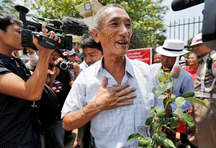 นักโทษที่เพิ่งได้รับการปล่อยตัว ซึ่งเป็นส่วนหนึ่งของนักโทษกว่า 8,000 คนที่ได้รับนิรโทษกรรมจากประธานาธิบดีวิน มินต์ แห่งเมียนมาร์ เนื่องในโอกาสปีใหม่ของเมียนมาร์ เดินออกจากเรือนจำอินเซนในเมืองย่างกุ้ง ประเทศเมียนมาร์ เมื่อวันที่ 17 เมษายน 2561