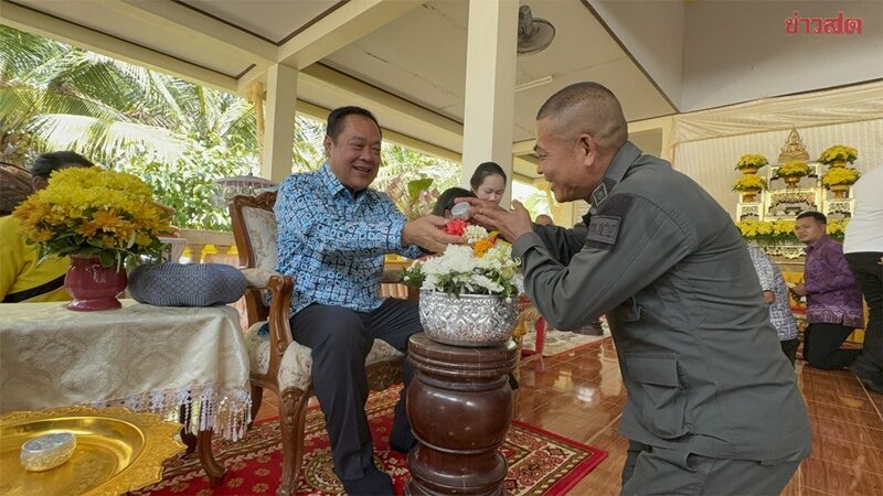 ‘ป้านิ่ม’ เหยื่อบึ้ม นั่งวีลแชร์สรงน้ำสงกรานต์ขอพร “พ.ต.อ.ทวี” เอ่ยปากขอบคุณไม่ทอดทิ้ง