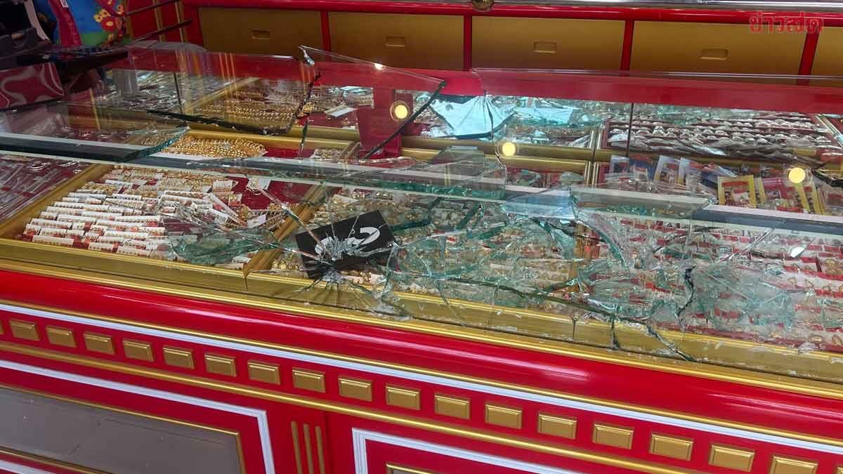 2 คนร้ายสวมไอ้โม่ง บุกทุบตู้ร้านทอง กวาดแหวนทอง ซิ่งเก๋งยาริสหลบหนี