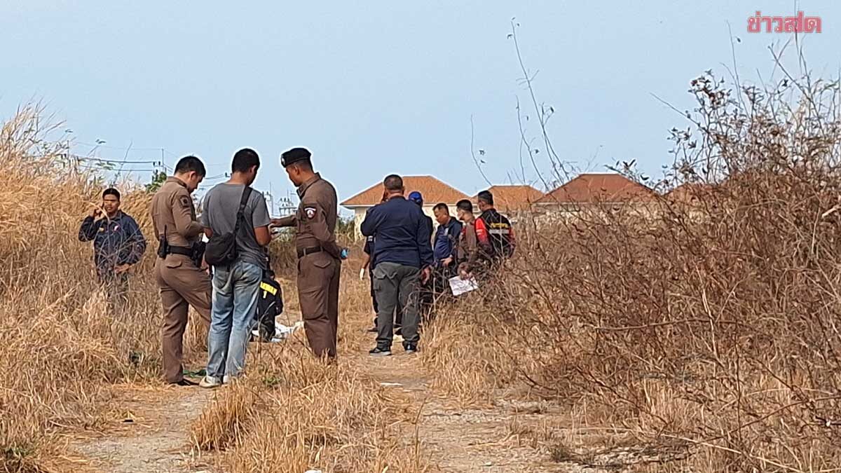 ตกใจ! วินจยย.เดินไปฉี่ เจอศพสาวเสียชีวิตปริศนาในพงหญ้า พบรอยกระสุนปืน ญาติเผย