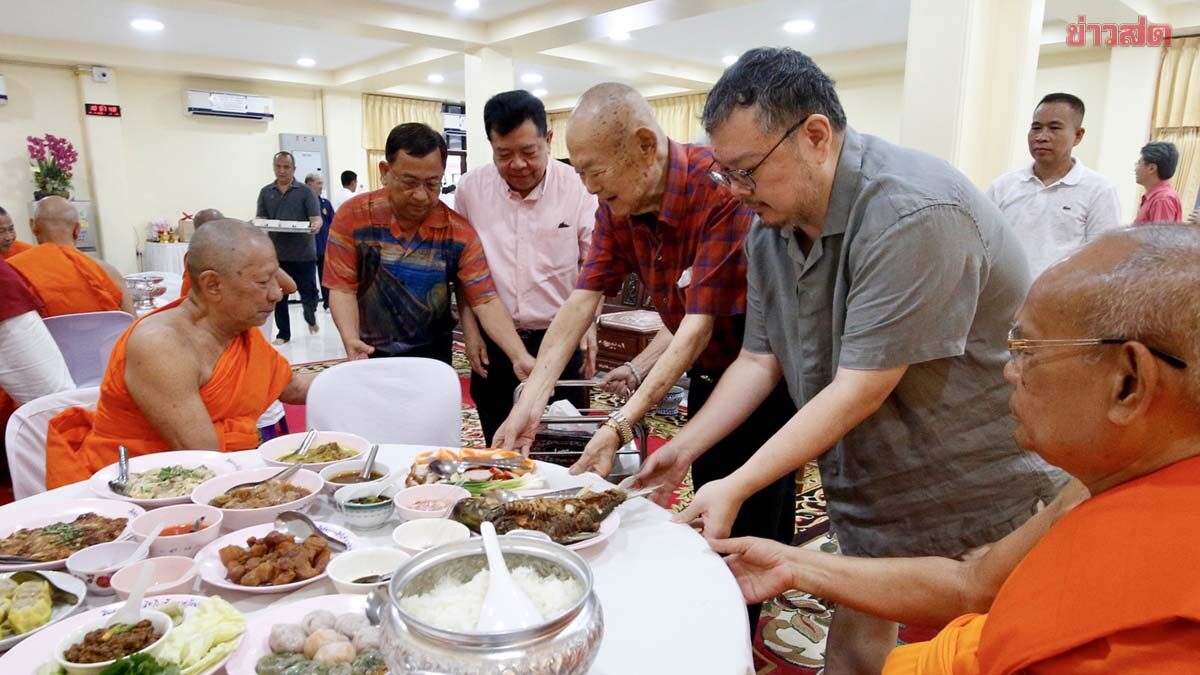 มงคลชีวิตสู่วัย 82 ‘ขรรค์ชัย’ ทำบุญวันเกิด วัดนางนอง แขกเหรื่อ ญาติมิตร เข้าร่วมอบอุ่น