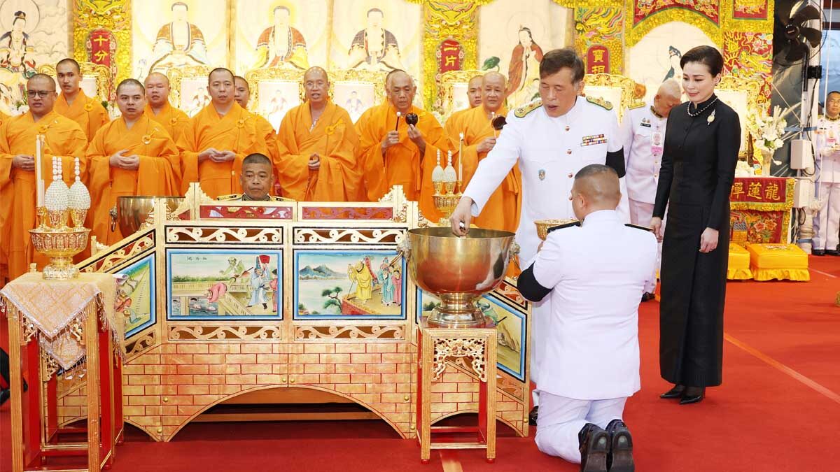 ในหลวง พระราชินี ทรงบำเพ็ญกุศลทักษิณานุปทาน (กงเต๊ก) ถวายพระพันปีหลวง