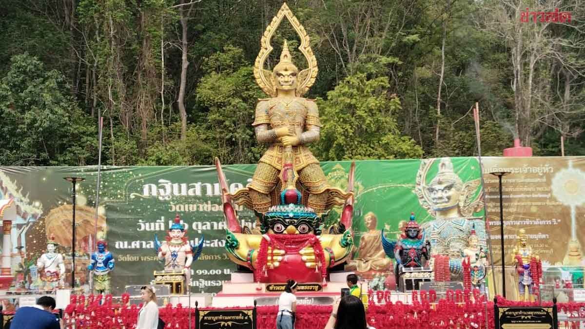 .แห่ขอโชค ท่านทองล้น วัดดังศรีราชา ลุ้นเลขเด็ด เป็นเศรษฐีรางวัลที่ 1 คนที่ 20.
