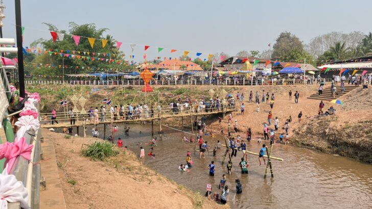 Thai–Lao communities celebrate Songkran together across Hueang River