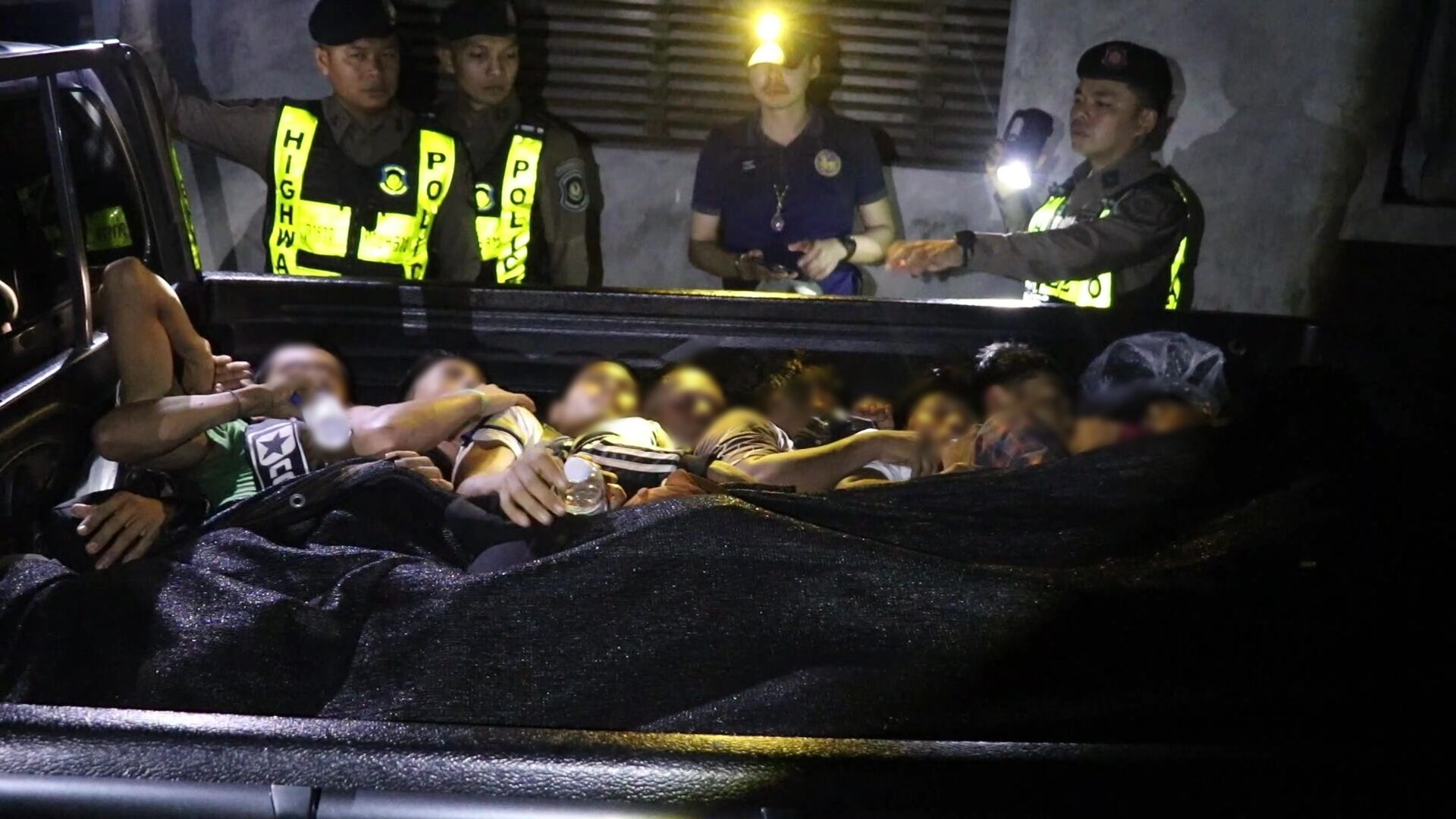 ชนเปิดทางหนี! แก๊งขนแรงงานเถื่อนเหิม ซิ่งกระบะพุ่งใส่ รถนายอำเภอท่าแซะ สุดท้ายไม่รอด ถูกรวบทั้งหมด 19 ราย