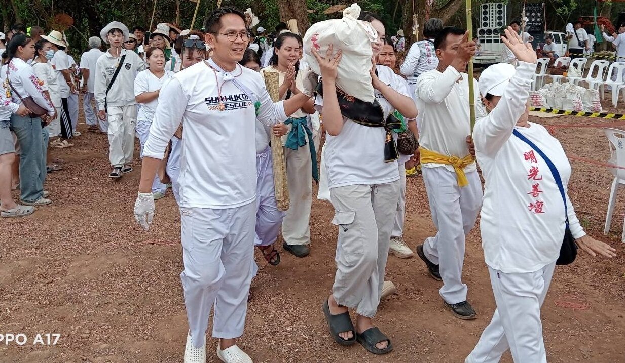 ฮือฮา นักแสวงบุญแห่ร่วม งานมหากุศล ล้างป่าช้า ขุดศพไร้ญาติ 800 ร่าง พบกุมารทองหลายร่าง