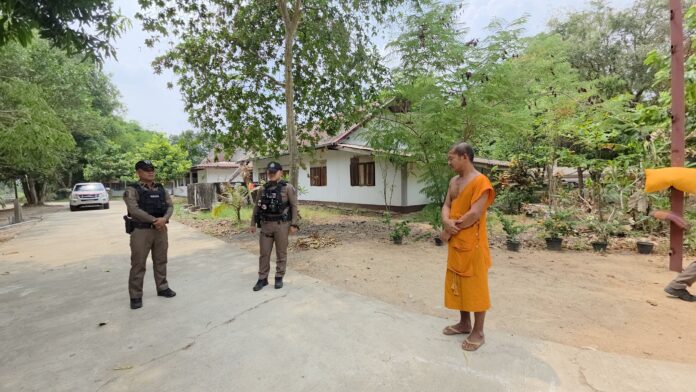 3 หนุ่มชกต่อยกันในวัด