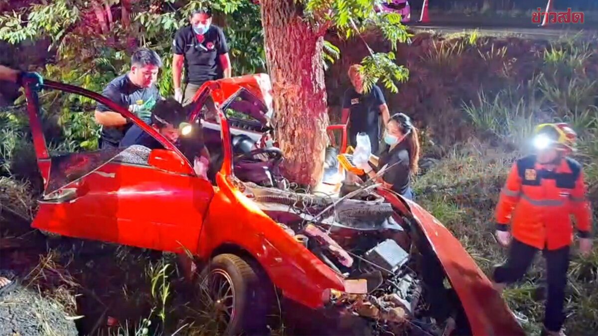 หนุ่มควบนิสสันเอ็มวี พุ่งลงข้างทาง ฟาดต้นไม้รถเกือบขาด 2 ท่อน คนขับสาหัส หมดสติในรถ