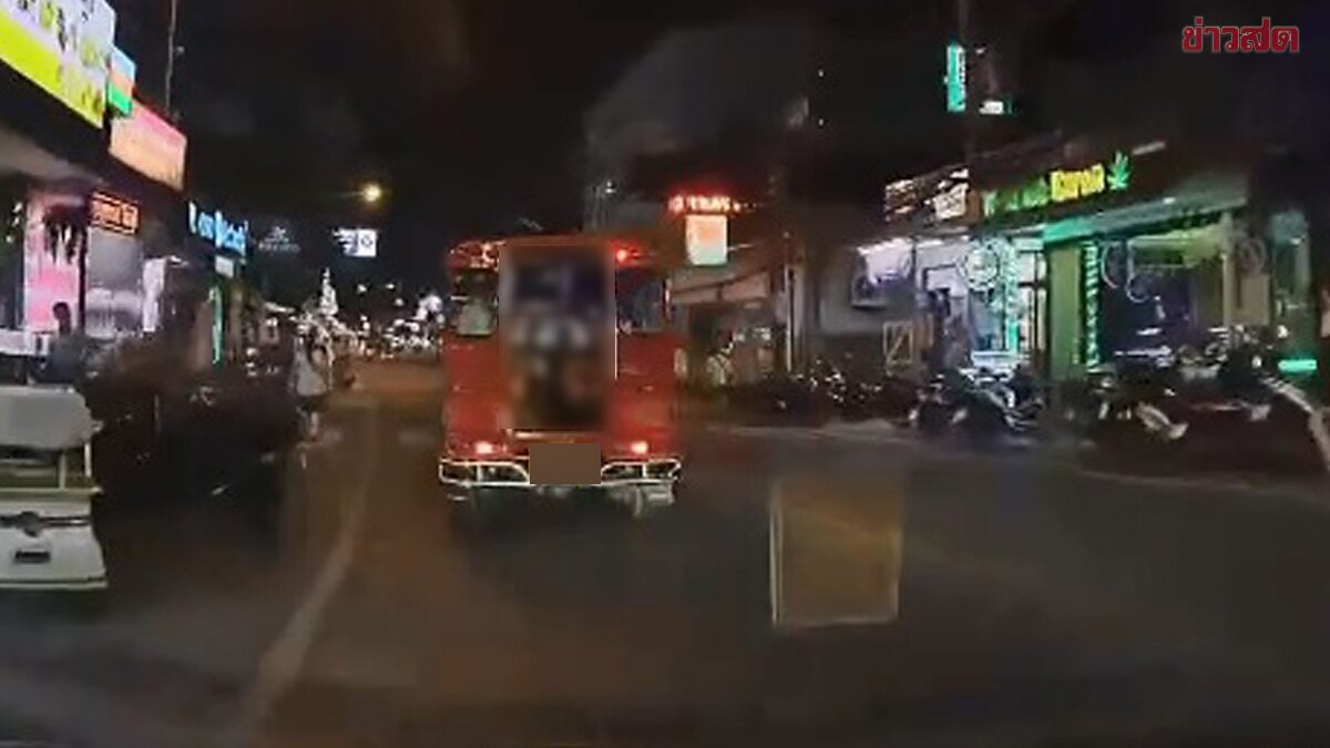 วิจารณ์ยับ! นักท่องเที่ยวสาวต่างชาติ ผลัดกันถอดกางเกงโชว์ ท้ายรถตุ๊กตุ๊ก