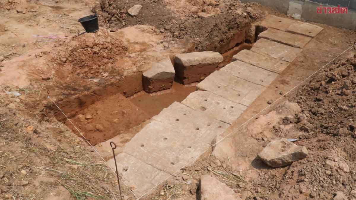 โคราช ขุดเจอปราสาทขอมโบราณ อายุนับพันปีกลางเมือง ชาวบ้านลือความศักดิ์สิทธิ์