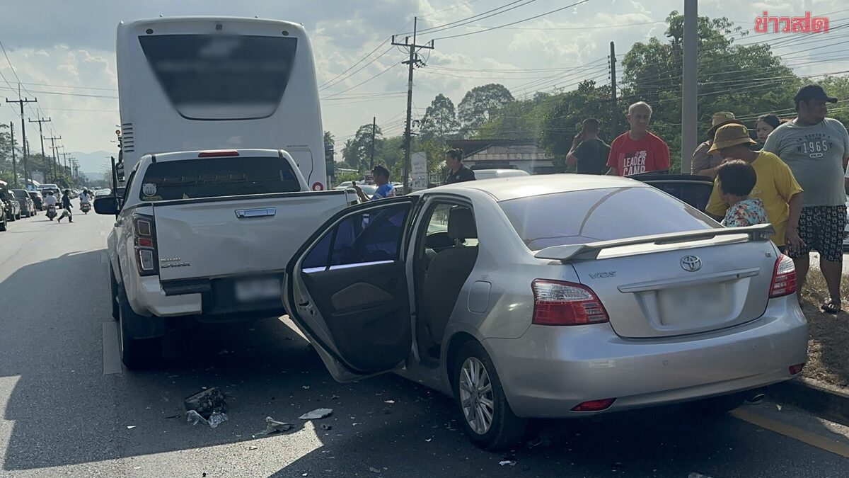 ลูกพาแม่นั่งรถ กลับจากทำบุญ ‘สงกรานต์’ ขับเก๋งพุ่งเสยกระบะยับ แม่เสียชีวิต