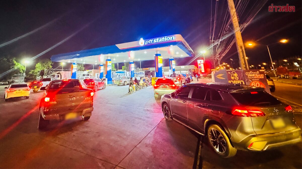 ชาวระนอง ต่อแถวเติมน้ำมันยันดึก ร้องไม่ไหวแล้ว อะไร ๆ ก็แพงขึ้นหมด