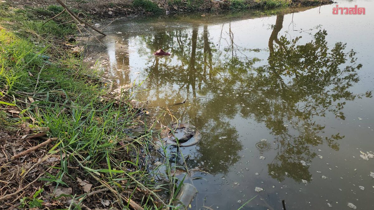 ชายวัย 43 เดินออกไปเล่นน้ำสงกรานต์ เจอแดดร้อนจัด หน้ามืดวูบลงตกสระน้ำสาธารณะเสียชีวิต