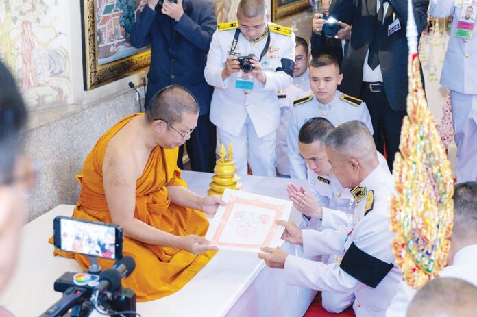 สดจากหน้าพระ - เชิญสัญญาบัตรพัดยศ-ผ้าไตร ถวายแด่‘พระราชวัชรธรรมรังษี’