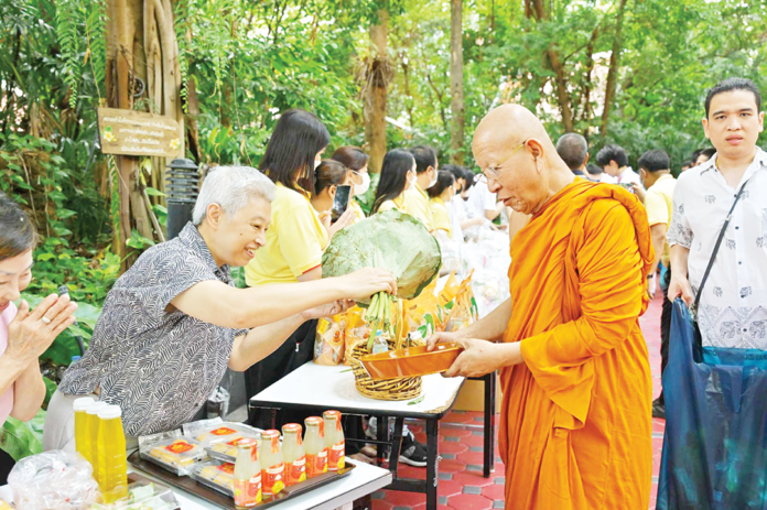 สดจากหน้าพระ - จัดพิธีเจริญพระพุทธมนต์-ตักบาตร ถวายราชกุศลกรมสมเด็จพระเทพฯ