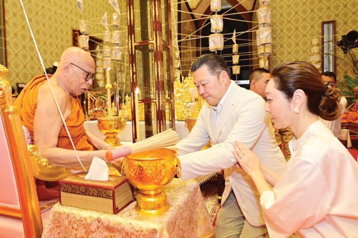 สดจากหน้าพระ - วัดอรุณอัญเชิญหลวงพ่อแจ้ง ให้สรงน้ำเทศกาลสงกรานต์