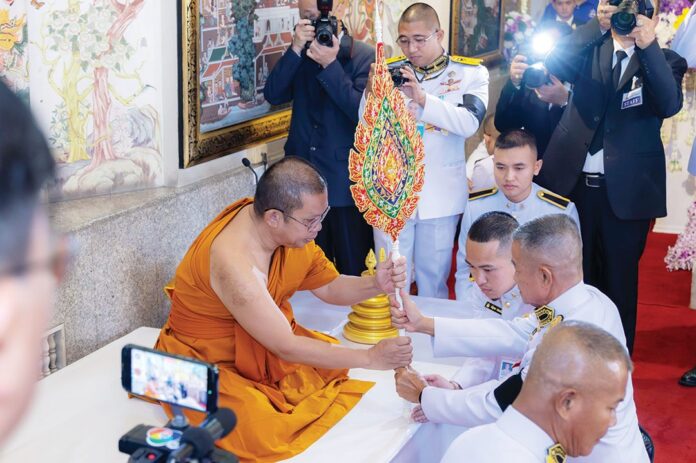สดจากหน้าพระ - เชิญสัญญาบัตรพัดยศ-ผ้าไตร ถวายแด่‘พระราชวัชรธรรมรังษี’
