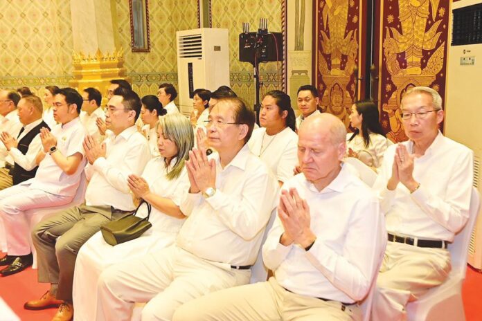 สดจากหน้าพระ - วัดอรุณอัญเชิญหลวงพ่อแจ้ง ให้สรงน้ำเทศกาลสงกรานต์