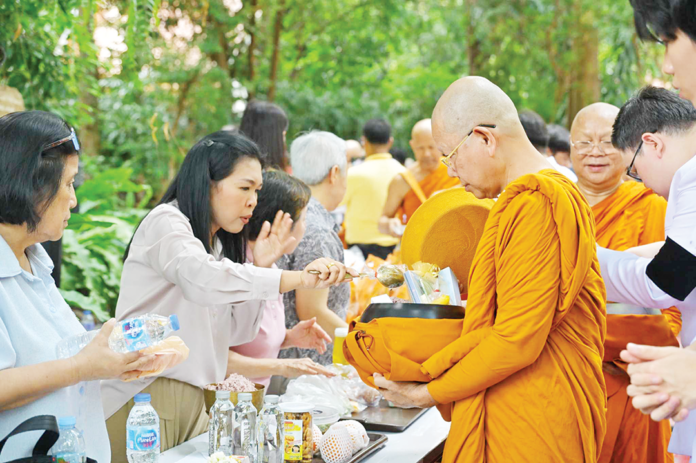 สดจากหน้าพระ - จัดพิธีเจริญพระพุทธมนต์-ตักบาตร ถวายราชกุศลกรมสมเด็จพระเทพฯ