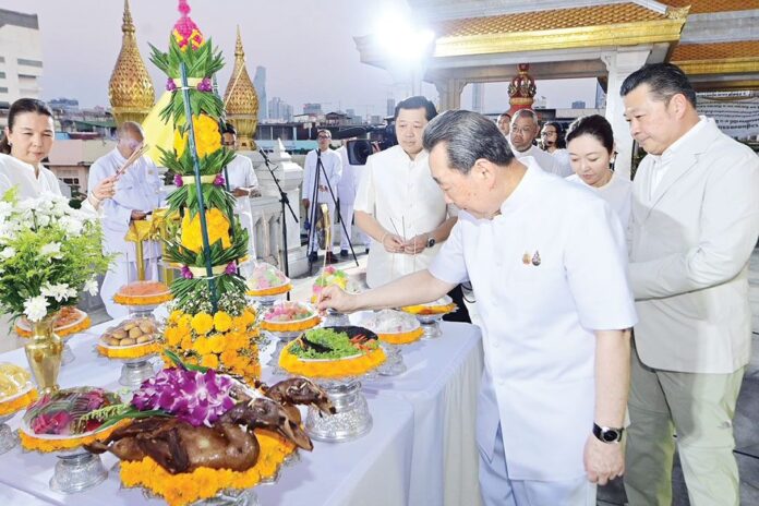 สดจากหน้าพระ - วัดอรุณอัญเชิญหลวงพ่อแจ้ง ให้สรงน้ำเทศกาลสงกรานต์