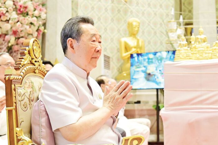 สดจากหน้าพระ - วัดอรุณอัญเชิญหลวงพ่อแจ้ง ให้สรงน้ำเทศกาลสงกรานต์