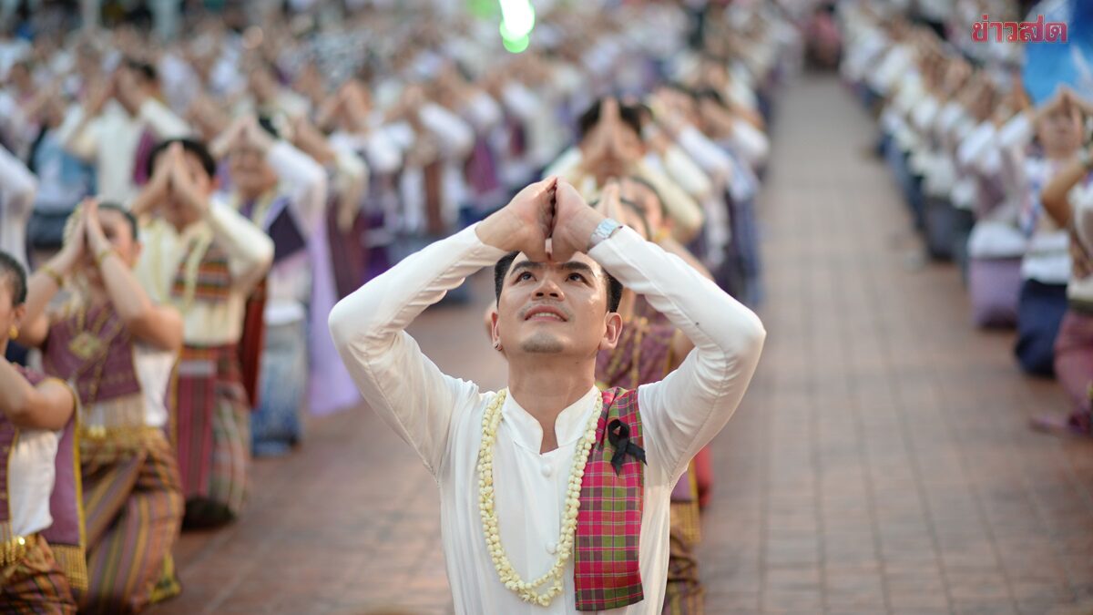 นับพันฟ้อนถวายบูชา “หลวงพ่อพระใส” พระพุทธรูปศักดิ์สิทธิ์คู่บ้านคู่เมือง งานสงกรานต์หนองคาย