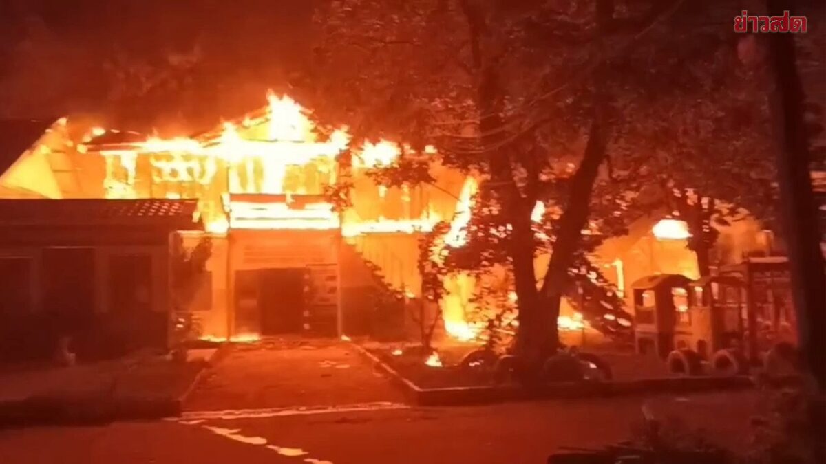 เพลิงไหม้อาคารเรียนวอด 2 หลัง ระดมนับนาน 2 ชั่วโมงเพลิงสงบ คาดเกิดจากอากาศร้อน