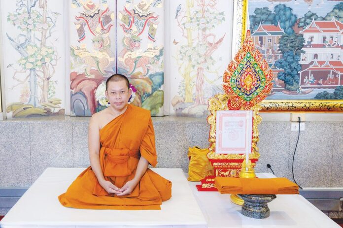 สดจากหน้าพระ - เชิญสัญญาบัตรพัดยศ-ผ้าไตร ถวายแด่‘พระราชวัชรธรรมรังษี’