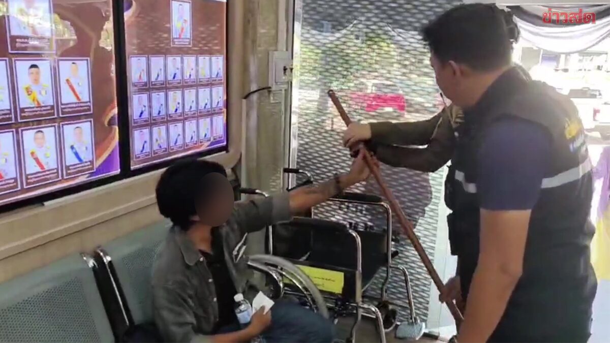 แตกตื่นทั้งโรงพัก หนุ่มพกมีด 3 เล่มขึ้น สภ.เมืองอุดรฯ หงุดหงิดแจ้งความไว้ครึ่งปี คดีไม่คืบหน้า