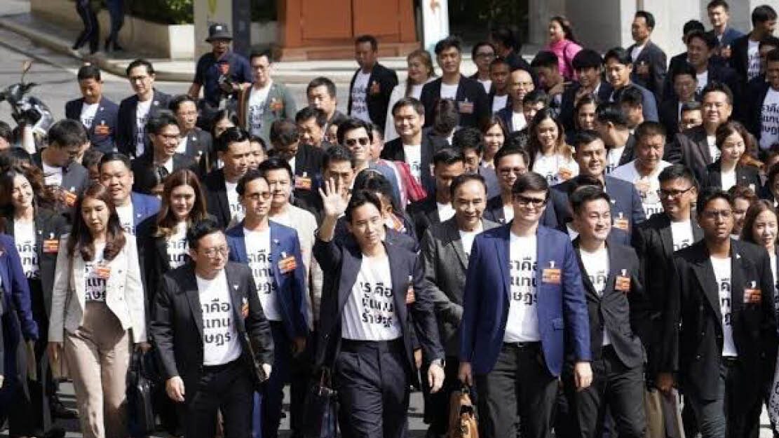 ทิ้งหมัดเข้ามุม – ปชน.ปรับทัพ สู้ยิบตาคดี44สส.