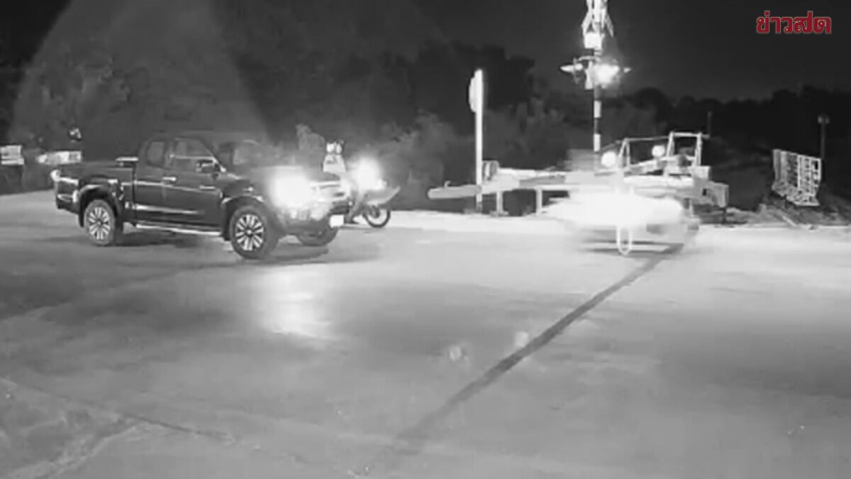 วงจรปิดจับภาพ นาทีสลด 2 สาววัยรุ่น ขี่ จยย.ชนไม้กั้น ถูกรถไฟขยี้ร่างแหลกคาราง