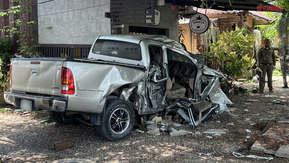 กระบะแซงไม่พ้น เฉี่ยวมินิบัสชนเละ 3 คัน ก่อนพุ่งชนเสาไฟฟ้า-ร้านกาแฟพังยับ เสียชีวิตคารถ 1 ราย
