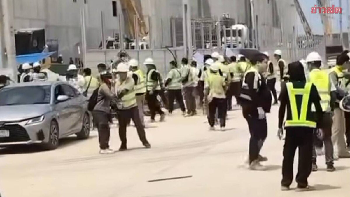 คุยกันไม่รู้เรื่อง คนงานไทย-คนงานจีน เปิดศึกยกพวกตะลุมบอนกันกลางไซต์งานก่อสร้าง