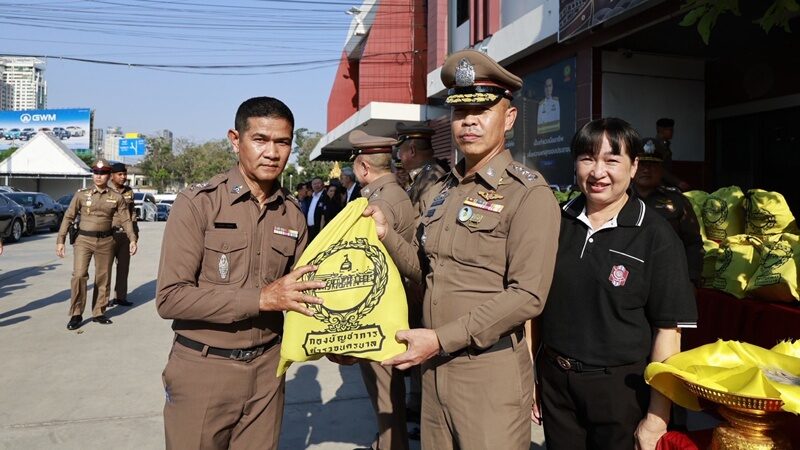 ผบช.น. – แม่ตำรวจนครบาล – กต.ตร. มอบถุงยังชีพให้ ตร.สน.ท่าเรือ พร้อมเงินช่วยเหลือ ตร.-ครอบครัวเจ็บป่วย