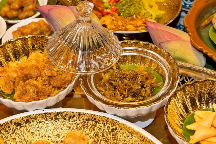 อลังการข้าวแช่ ร้านสรรพรส เครื่องเคียงโบราณ 30 อย่าง