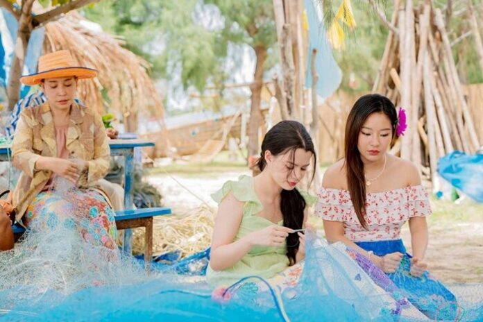 เรื่องย่อ เสน่หาวาโย ฟรีน-เบ็คกี้ สาดเคมีรักต้องห้าม ฝ่ากบฏราชวงศ์