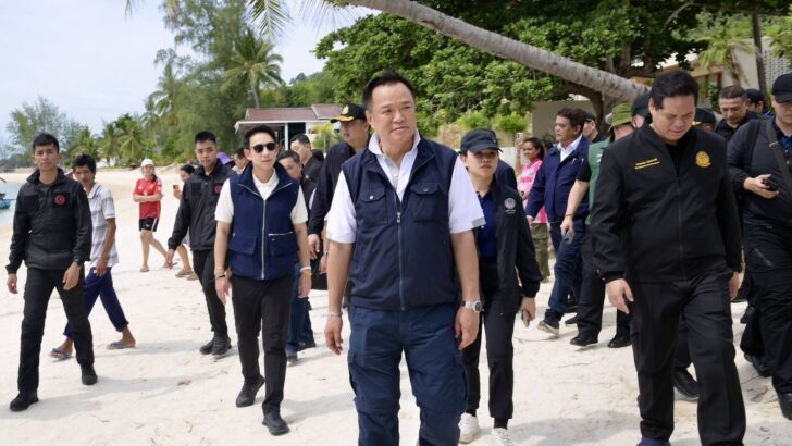 Anutin: Beaches in front of hotels are public